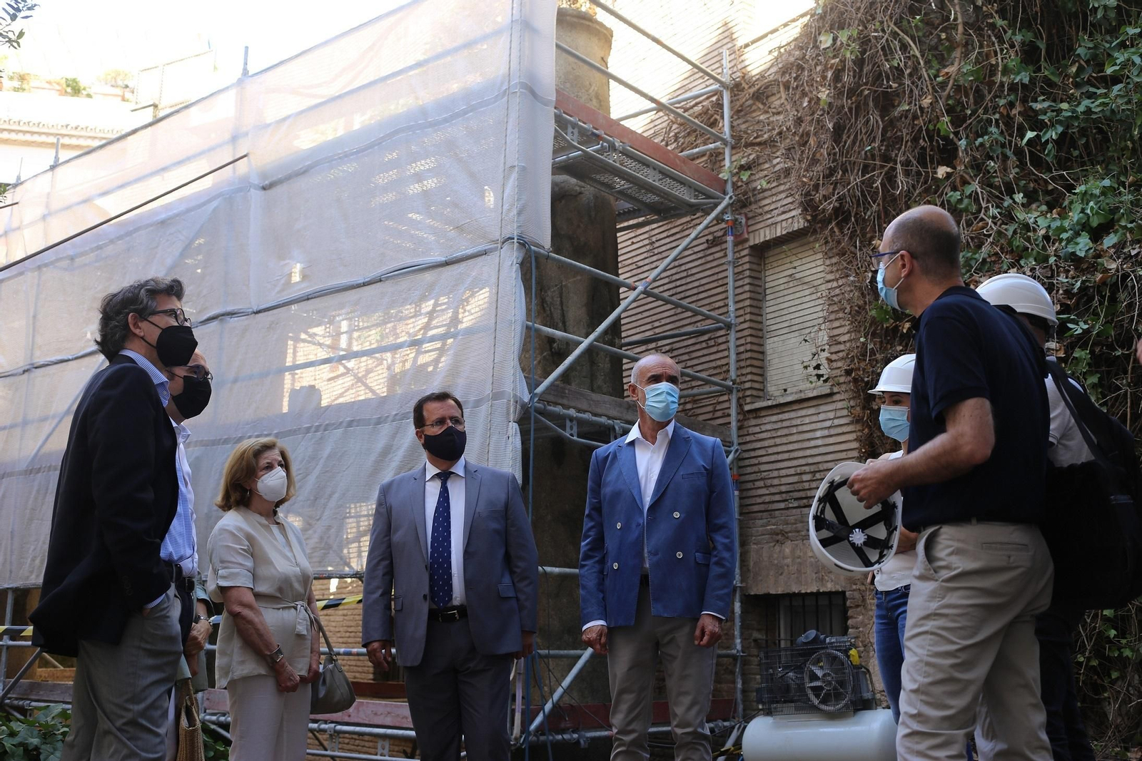 La Gerencia de Urbanismo ha iniciado los trabajos de restauración de las columnas romanas.