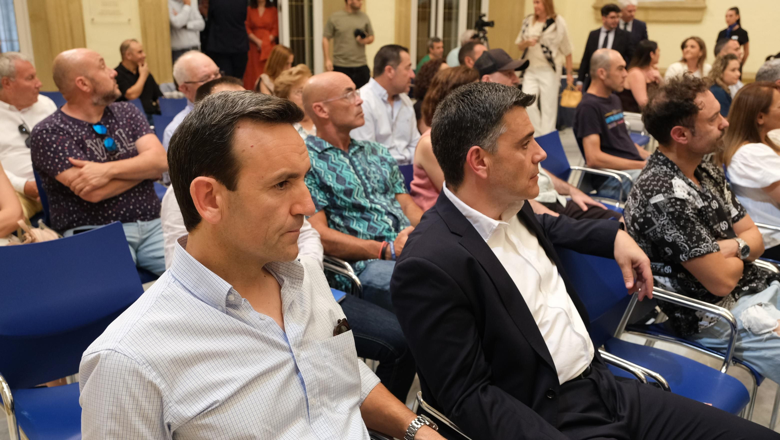 El Doctor Antonio Ríos presenta su libro 'Una Rodilla Feliz', en imágenes