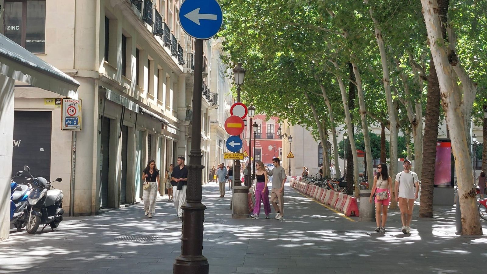 La señalización que lleva a confusión en la Plaza Nueva para los conductores que son desviados por el corte de Méndez Núñez.