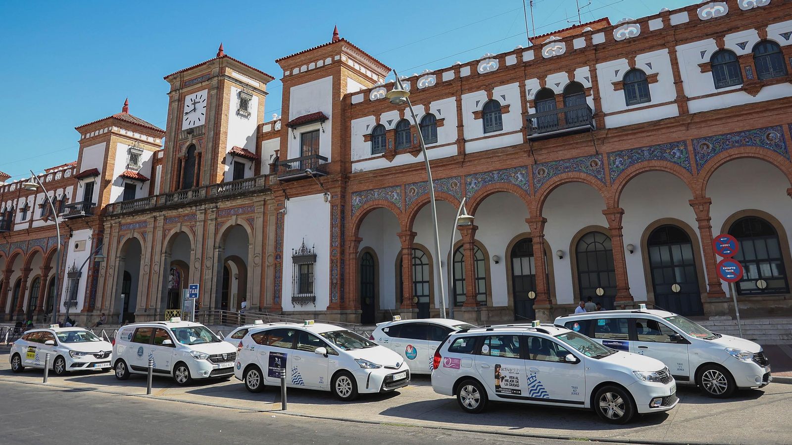 Parada de taxis en la estación de trenes de Jerez.