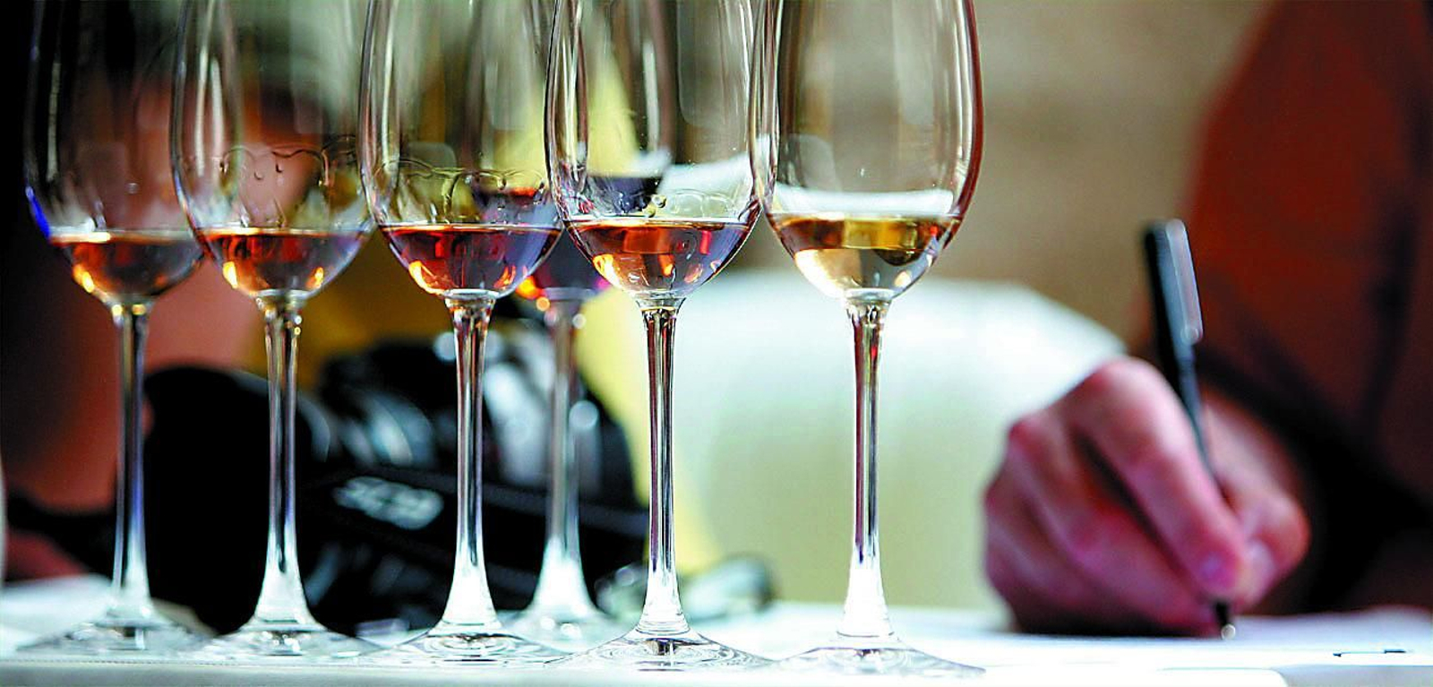 Un periodista toma notas durante una cata en la Mezquita de Vinoble, cita que despierta gran interés mediático.