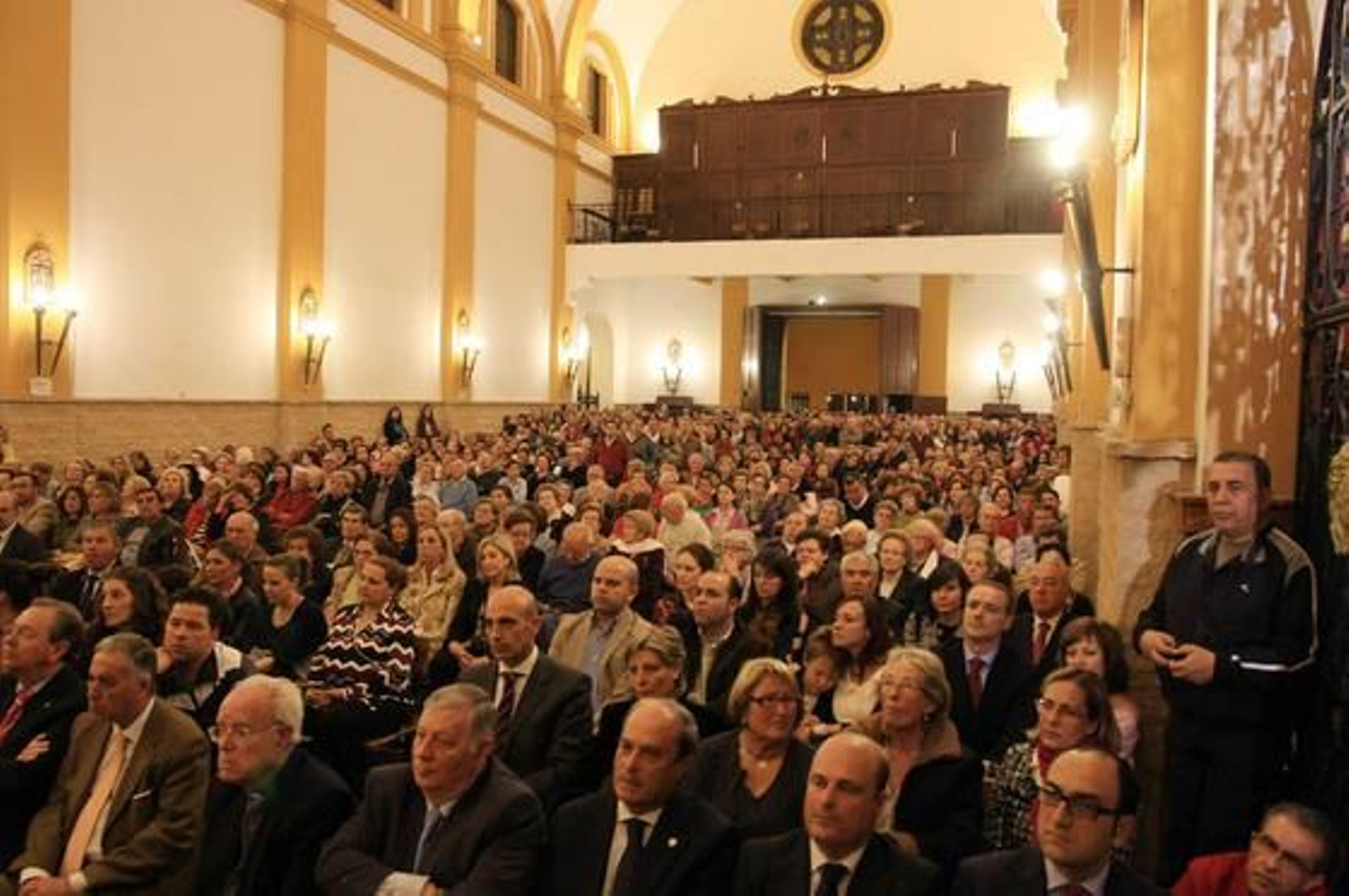 Arcángel, Argentina y Pepe 'El Marismeño' cantan la disertación del jefe de Cultura de 'Huelva Información', Eduardo Sugrañes. / Alberto Domínguez