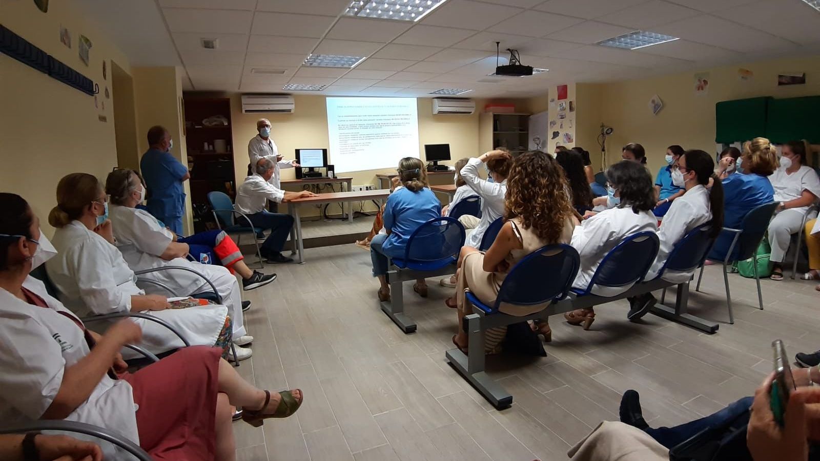 Formación de profesionales del centro de salud San Francisco en Morón de la Frontera sobre el registro de voluntades vitales anticipadas.