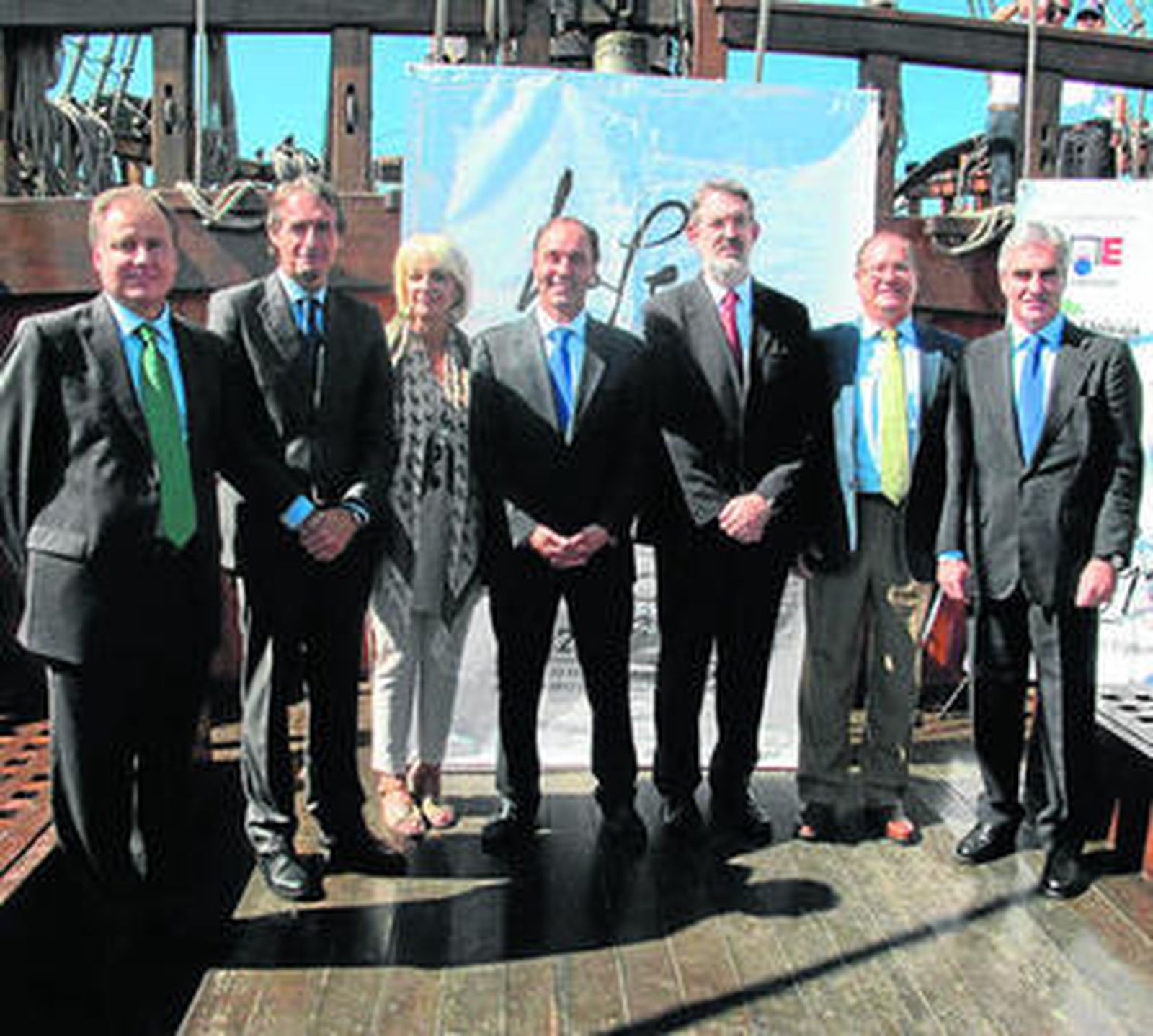 La alcaldesa y Emilio Aragón, posan en el Galeón La Pepa junto al alcalde de Santander y el presidente cántabro.