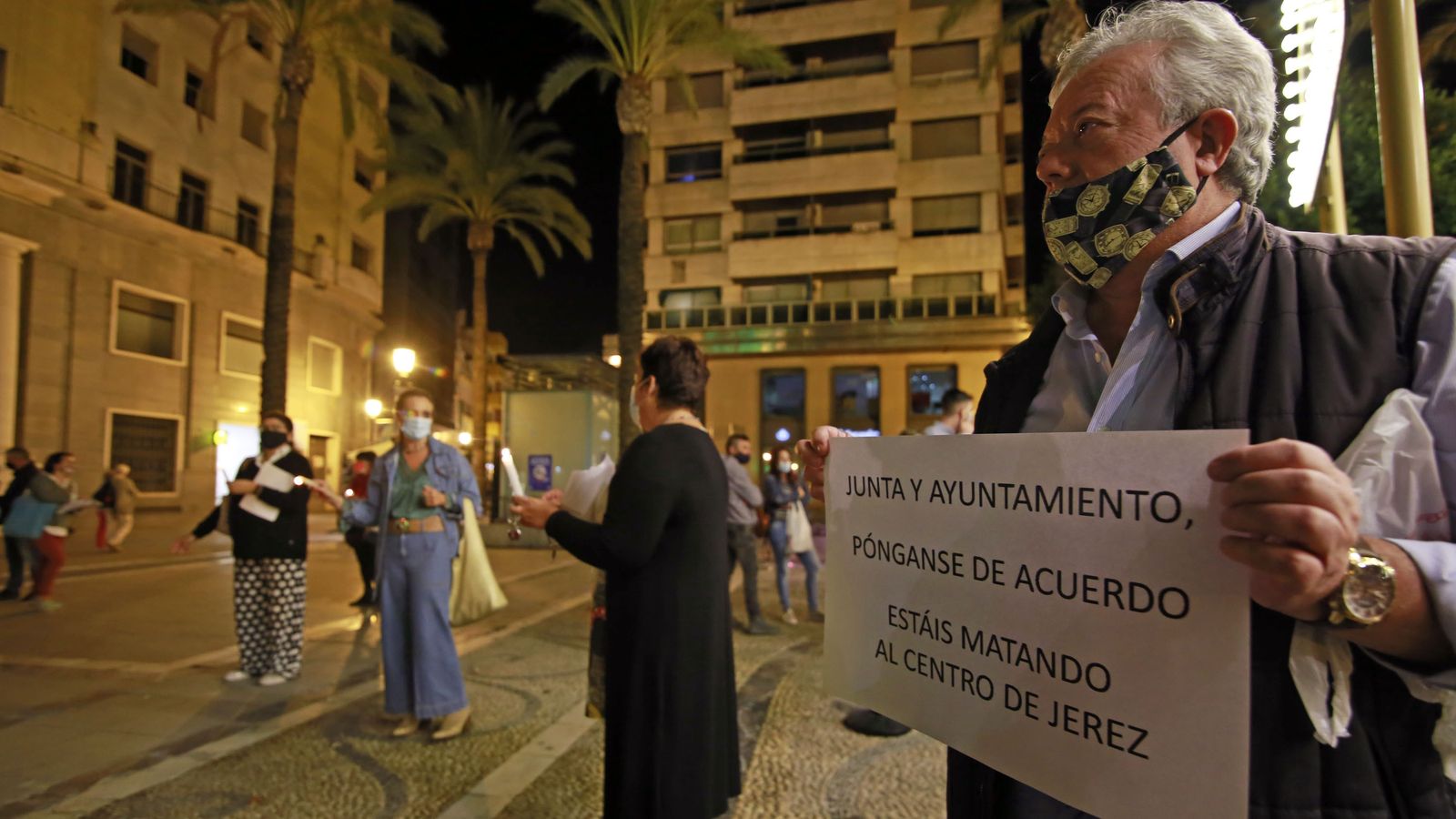 Afectados con carteles reivindicativos durante la vigilia en el Arenal.