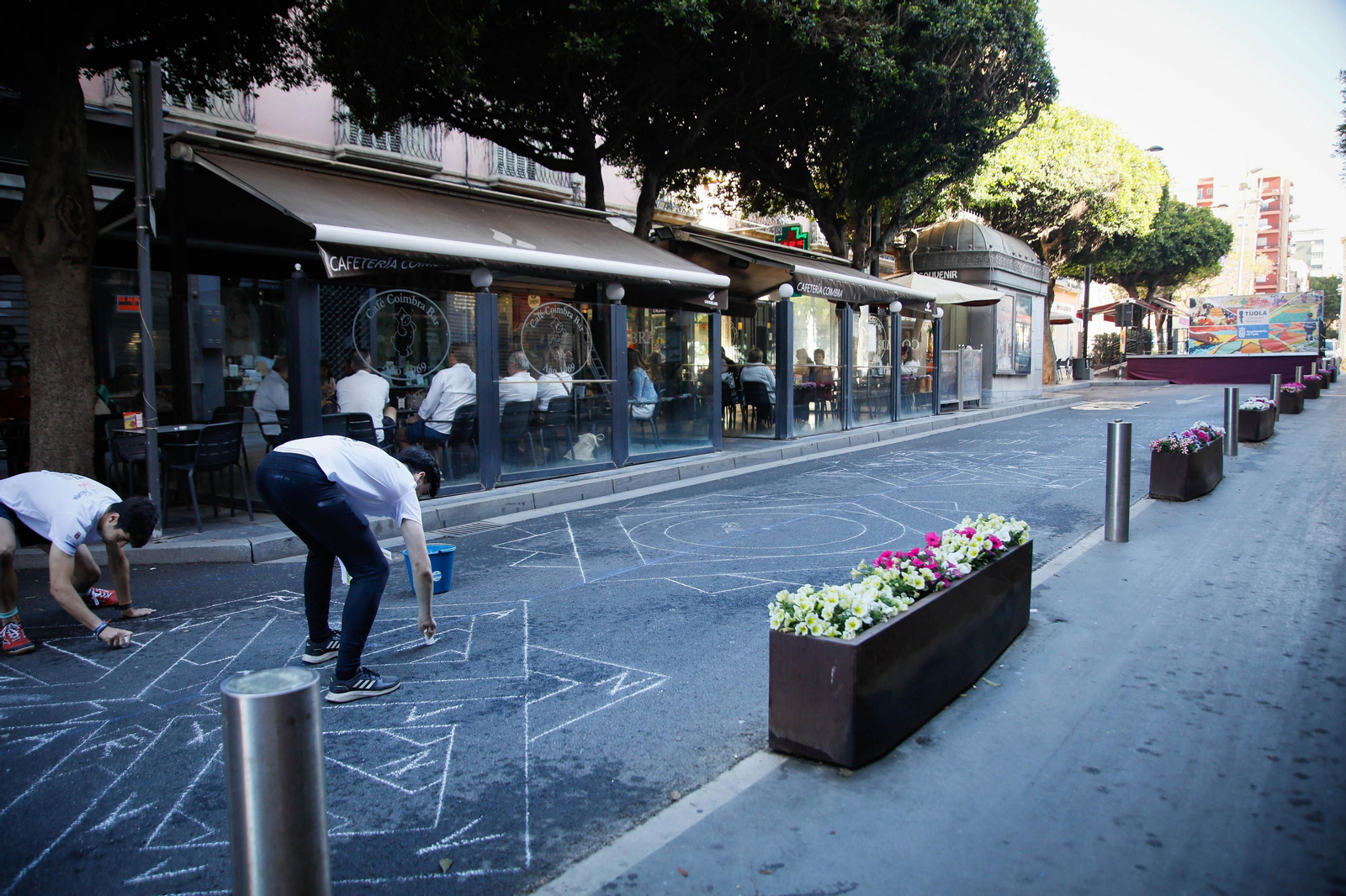 Así es la alfombra de serrín de 60 metros en el Paseo de Almería, en imágenes.