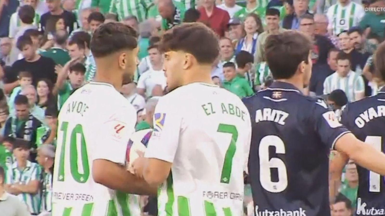 Abde coge el balón de las manos de Ayoze para tirar el penalti