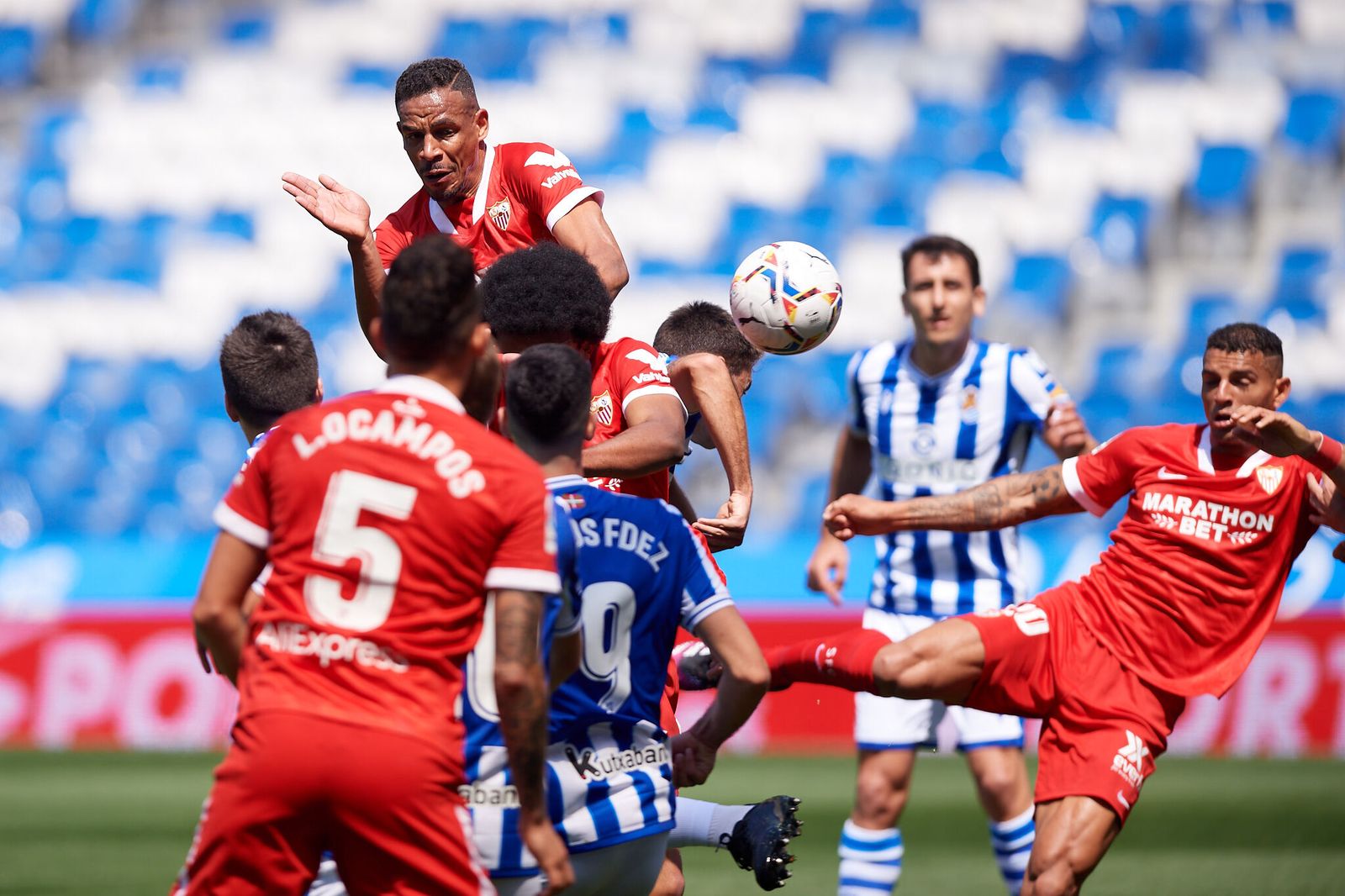 Fernando entra al remate con fuerza en la primera mitad.