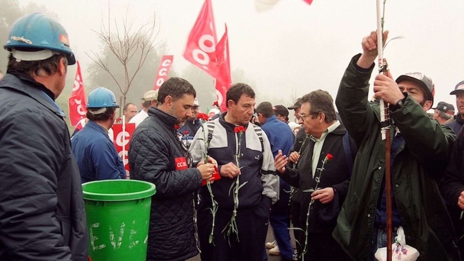 Concentración de los mineros onubenses con banderas de CCOO al fondo.