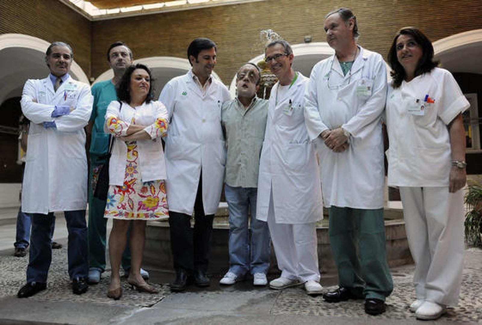 Rafael, con familiares y miembros del equipo médico que llevó a cabo el primer trasplante de cara de Andalucía.

Foto: Juan Carlos Vázquez