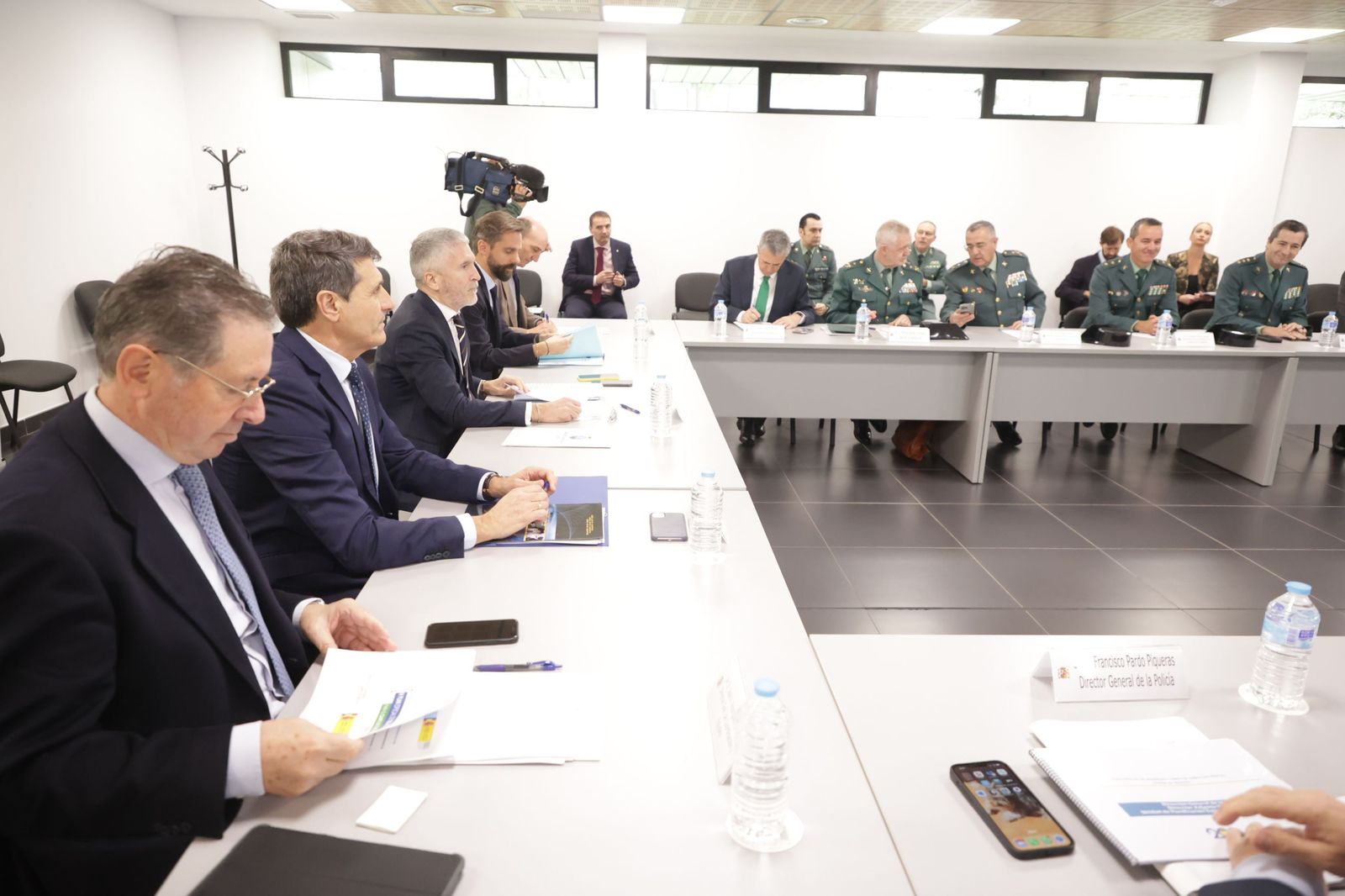 El ministro del Interior, Fernando Grande-Marlaska, con el delegado del Gobierno, Pedro Fernández, este viernes en Algeciras.