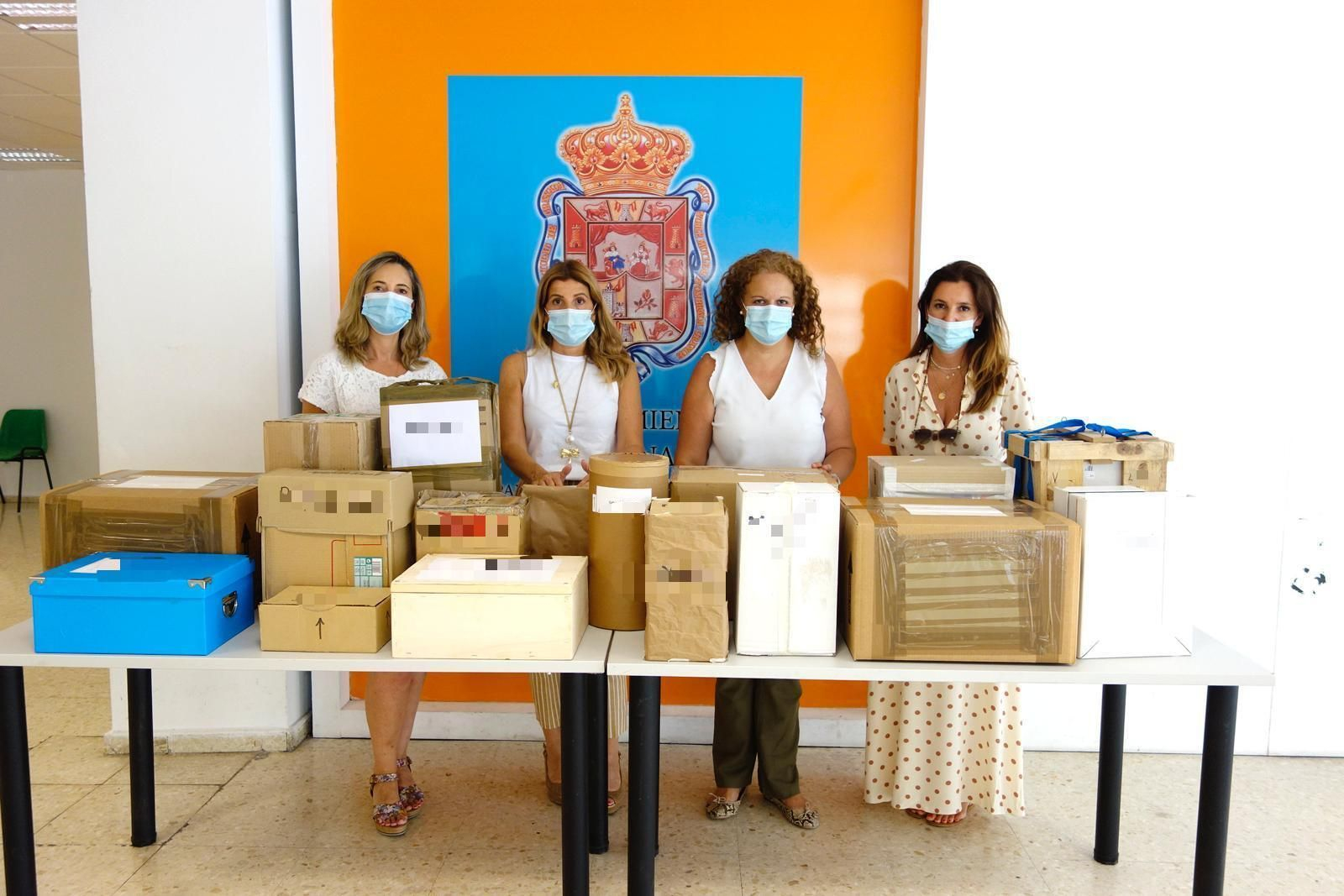 La concejal Eva Martín junto las cajas con los prototipos recibidos La concejal Eva Martín junto las cajas con los prototipos recibidos