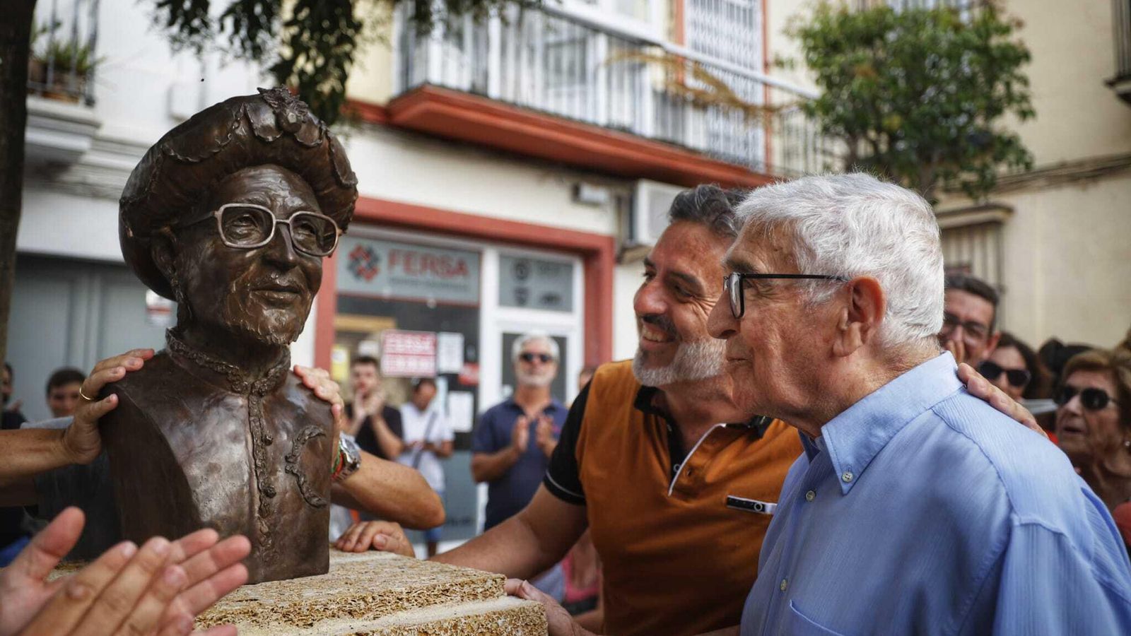 Diego Caraballo observa el busto recién inaugurado, en el que aparece caracterizado con el tipo  de 'Raza Mora'.