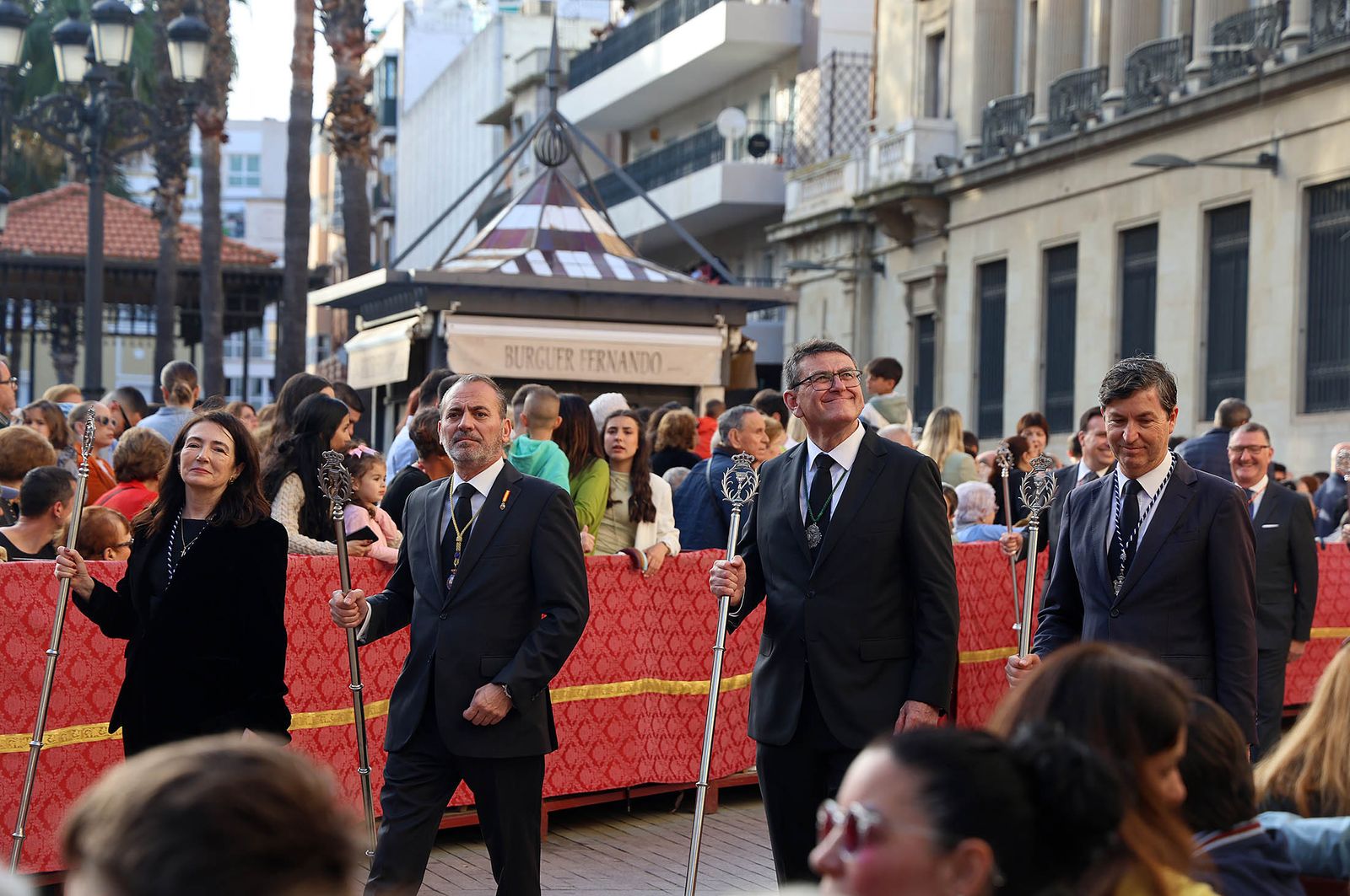 Sábado de Pasión: Imágenes de la procesión del Cristo de la Vera+Cruz portado por el Grupo de Caballería Ligero Acorazado 'Reyes Católicos' II de la Legión de Ronda
