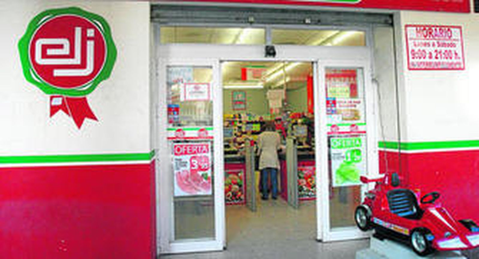 Fachada del supermercado El Jamón en el barrio de Verdeluz.