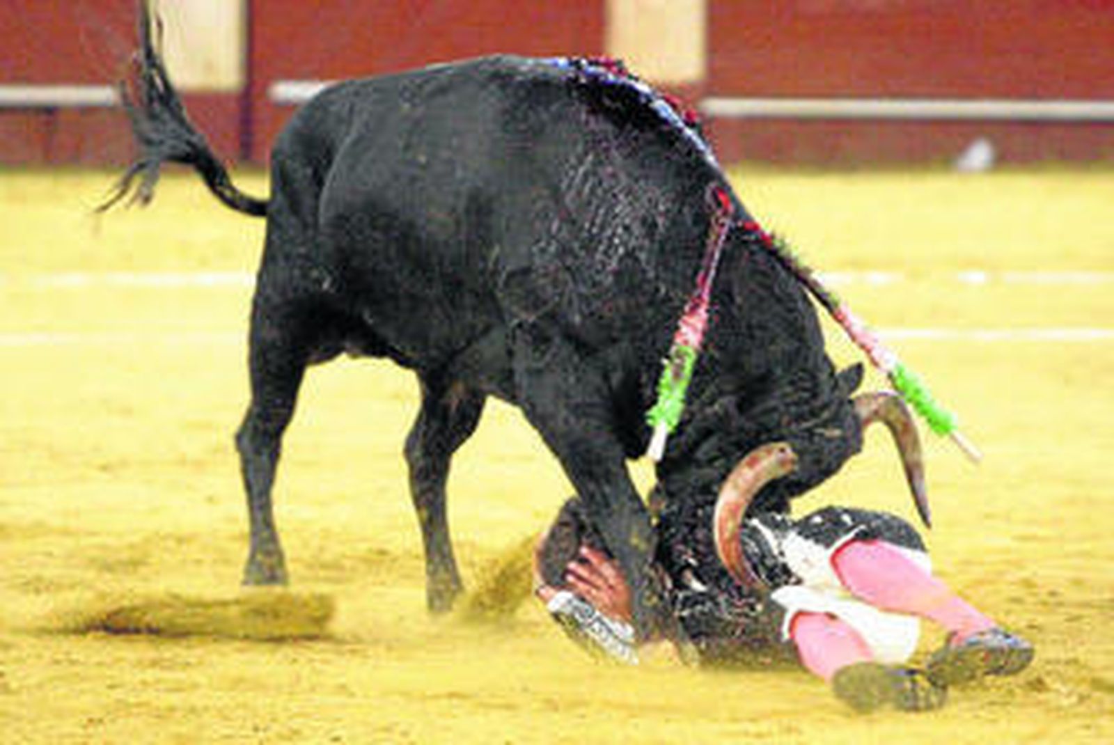 Todo el que pudo se lanzó al ruedo a ayudar al herido.