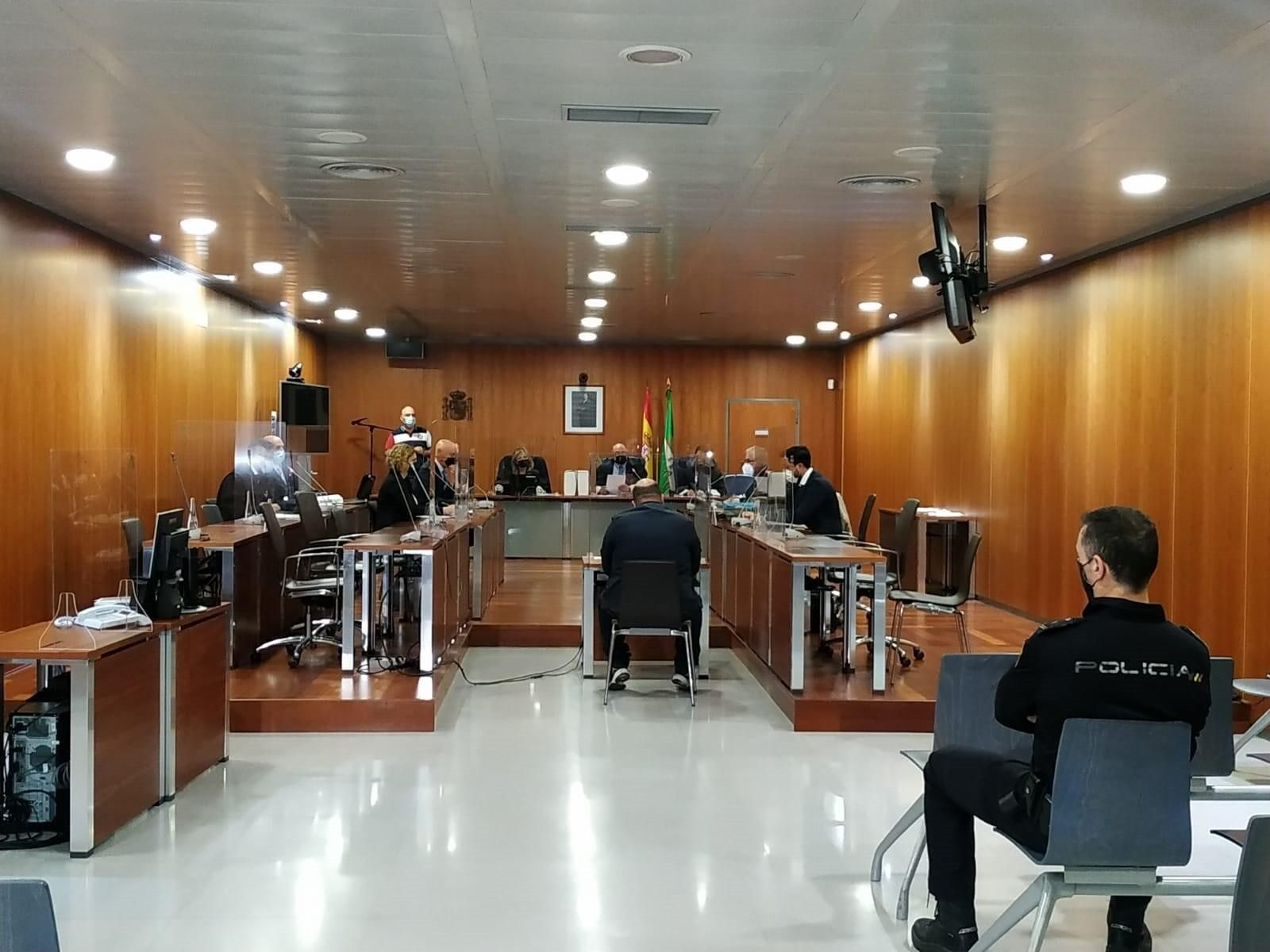 Juicio al entrenador de fútbol base acusado de presuntos abusos, pornografía infantil y agresiones sexuales.