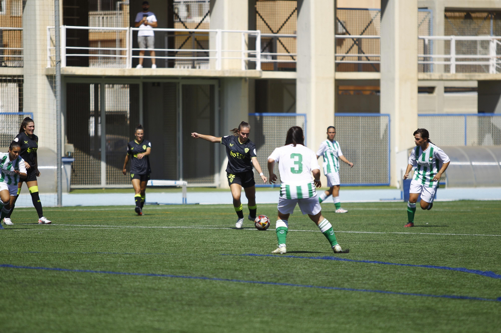 La centrocampista almeriense se dispone a realizar un pase durante un partido de esta temporada.