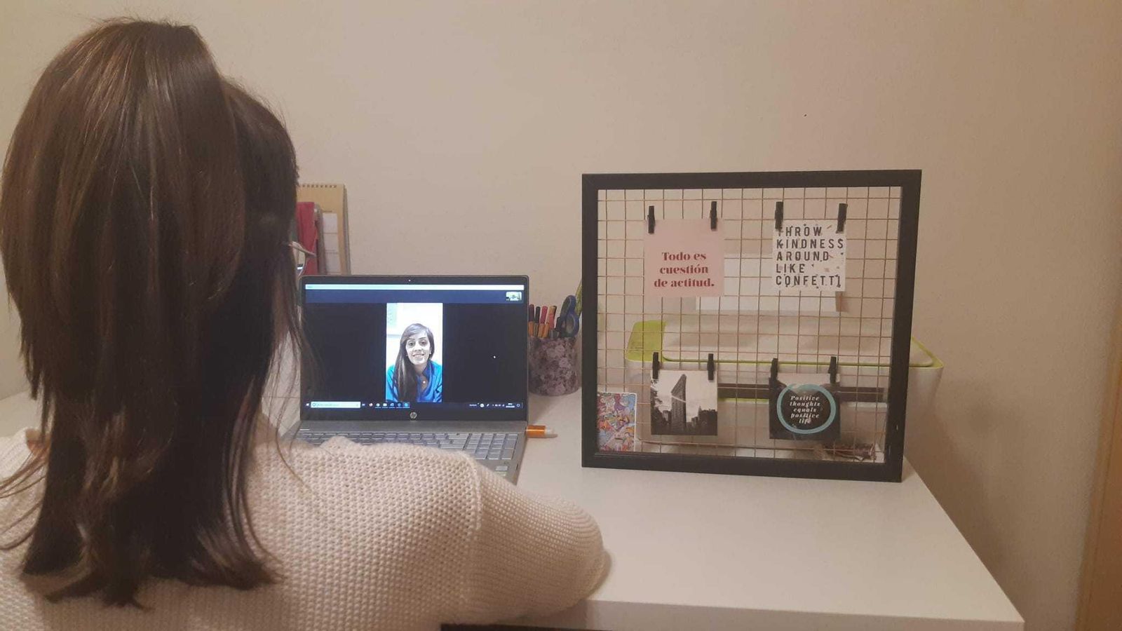 Una paciente recibe terapia por Skype desde su casa en estos días de cuarentena. Una paciente recibe terapia por Skype desde su casa en estos días de cuarentena.