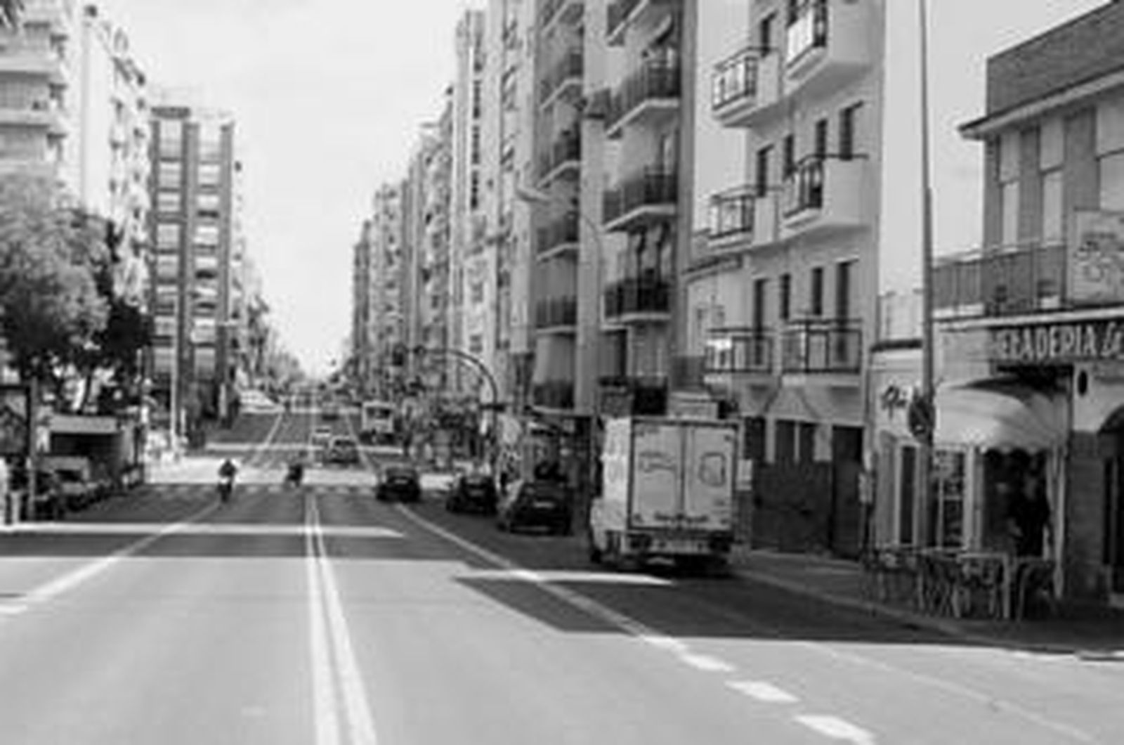 El carril de la arteria central de Isla Chica se delimitará para impedir que lo transite todo tipo de vehículos.