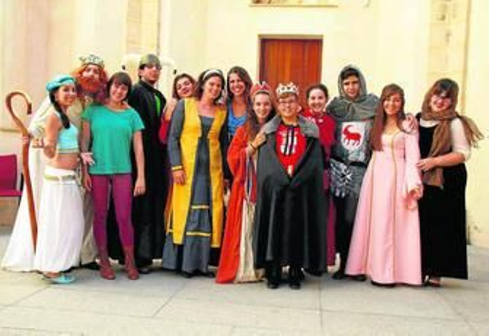 Una imagen del elenco al completo durante un ensayo junto con su monitora teatral Eva Rodríguez.