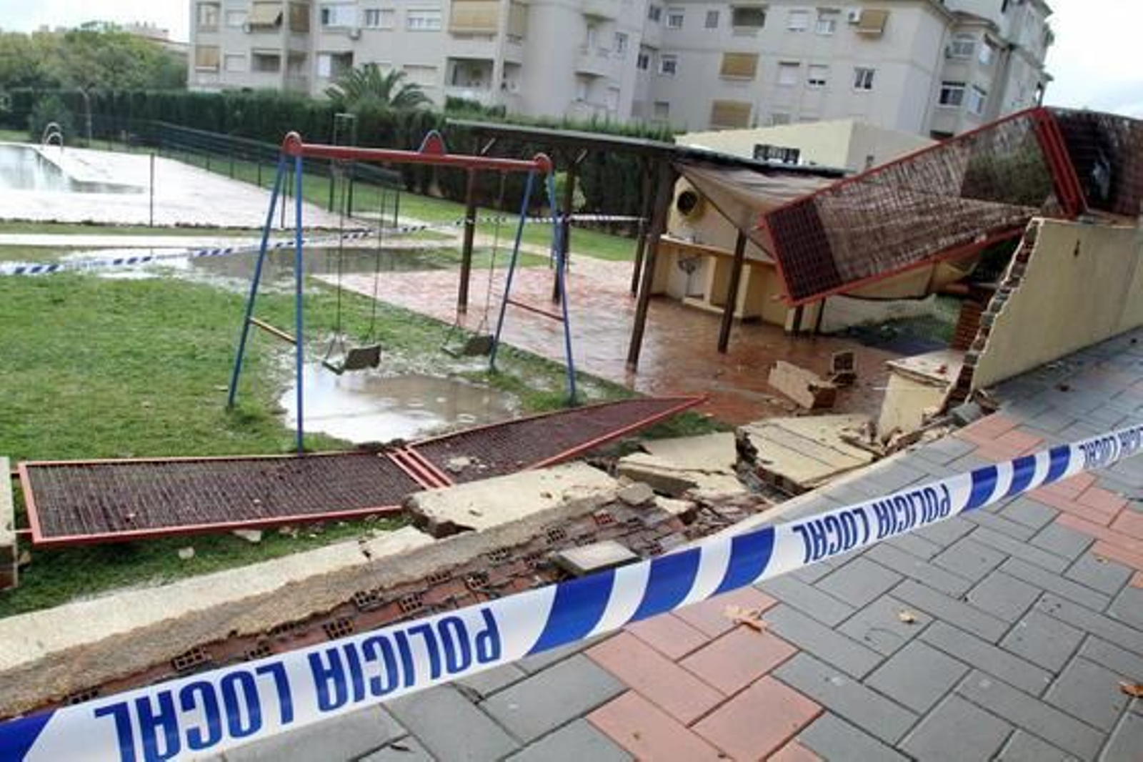 Málaga limpia el barro dejado por la tromba de agua del sábado