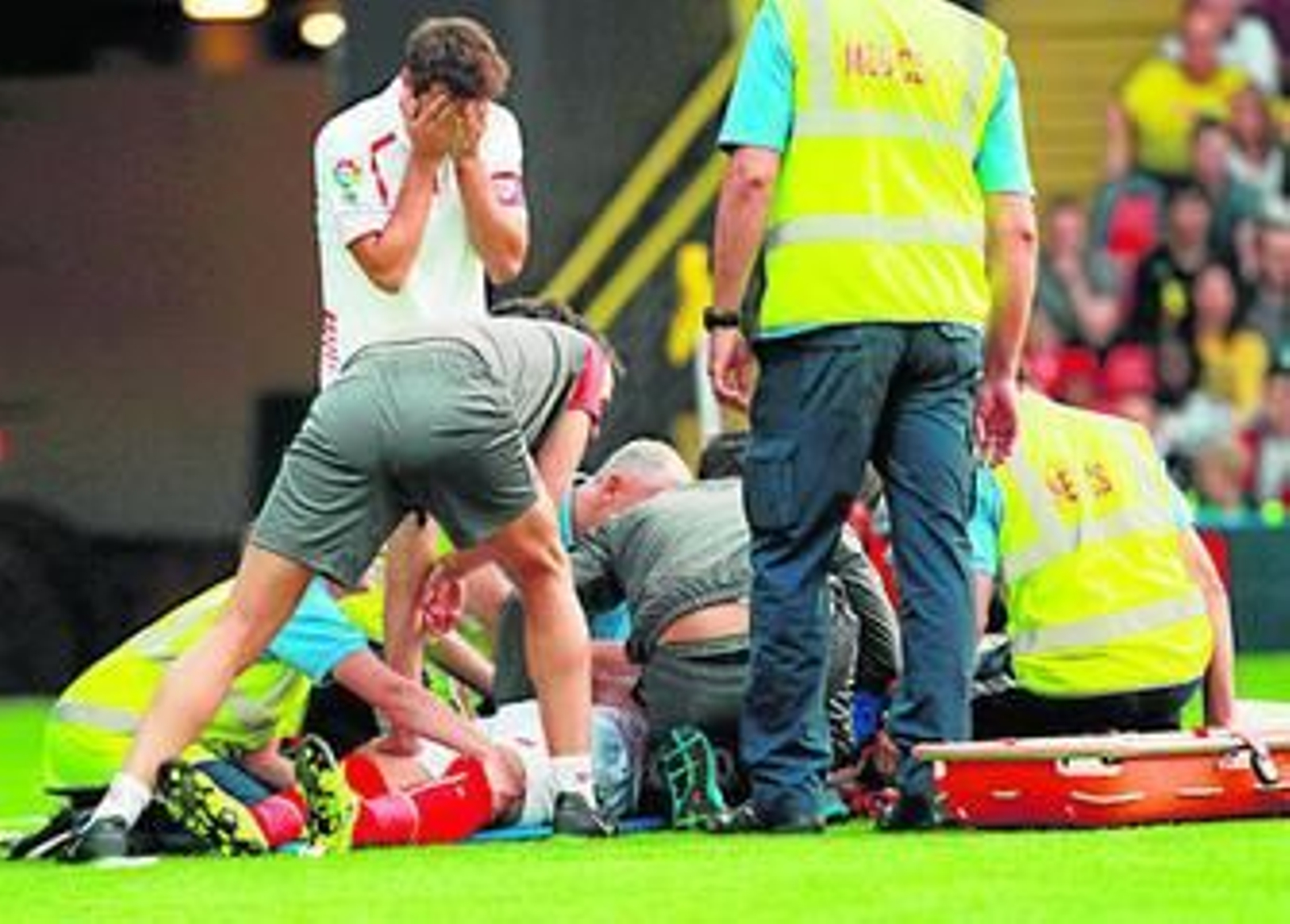 Coke, preocupado mientras el cuerpo médico atendía a Immobile, tendido tras un fuerte golpe en la nariz.