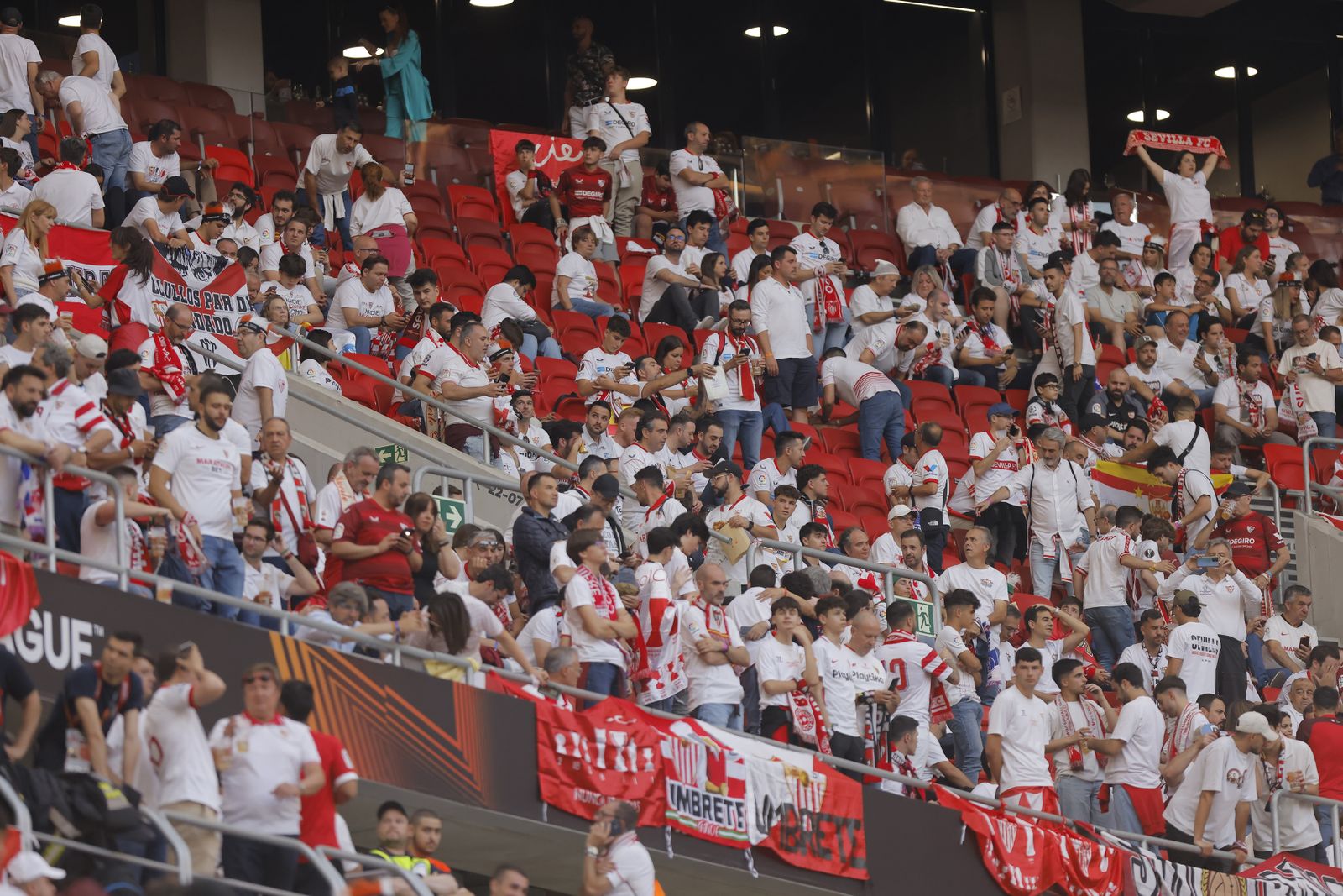 Búscate en las fotos del Sevilla-Roma