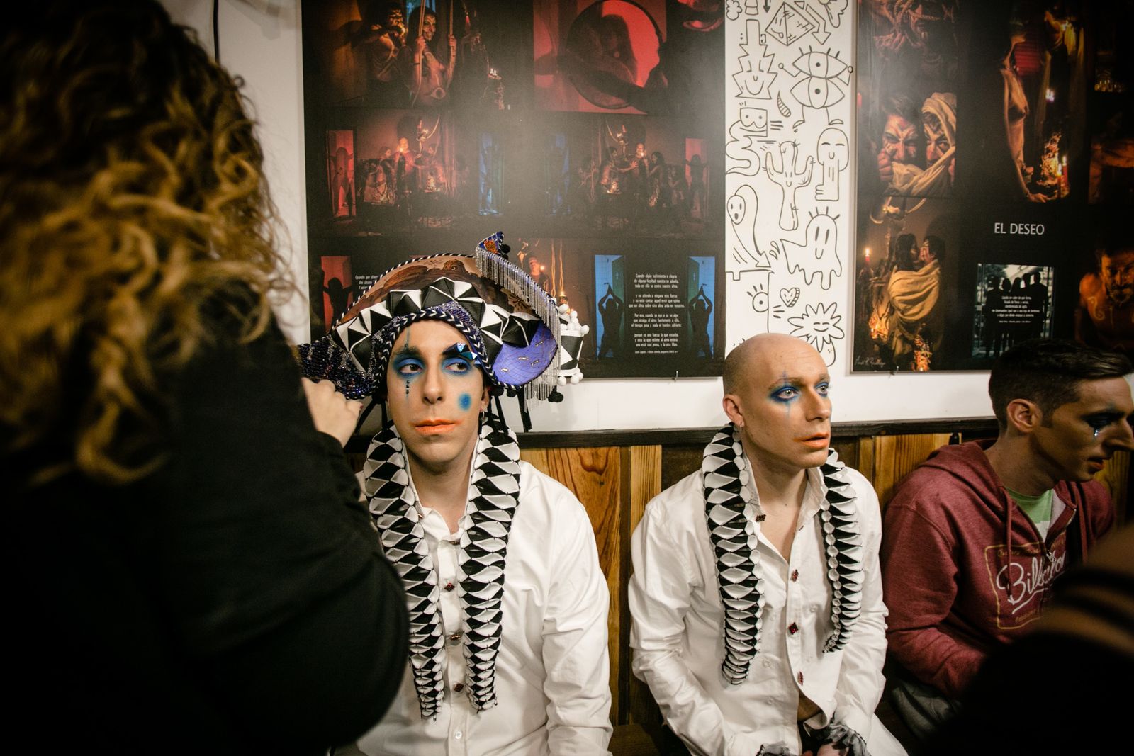 La comparsa de Juan Carlos Aragón "la gaditanísima", preparándose para su actuación en el Falla.