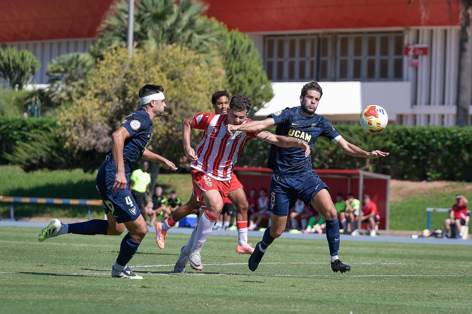 Iker Burgos pugna por un balón con los centrales durante el encuentro de la primera vuelta.