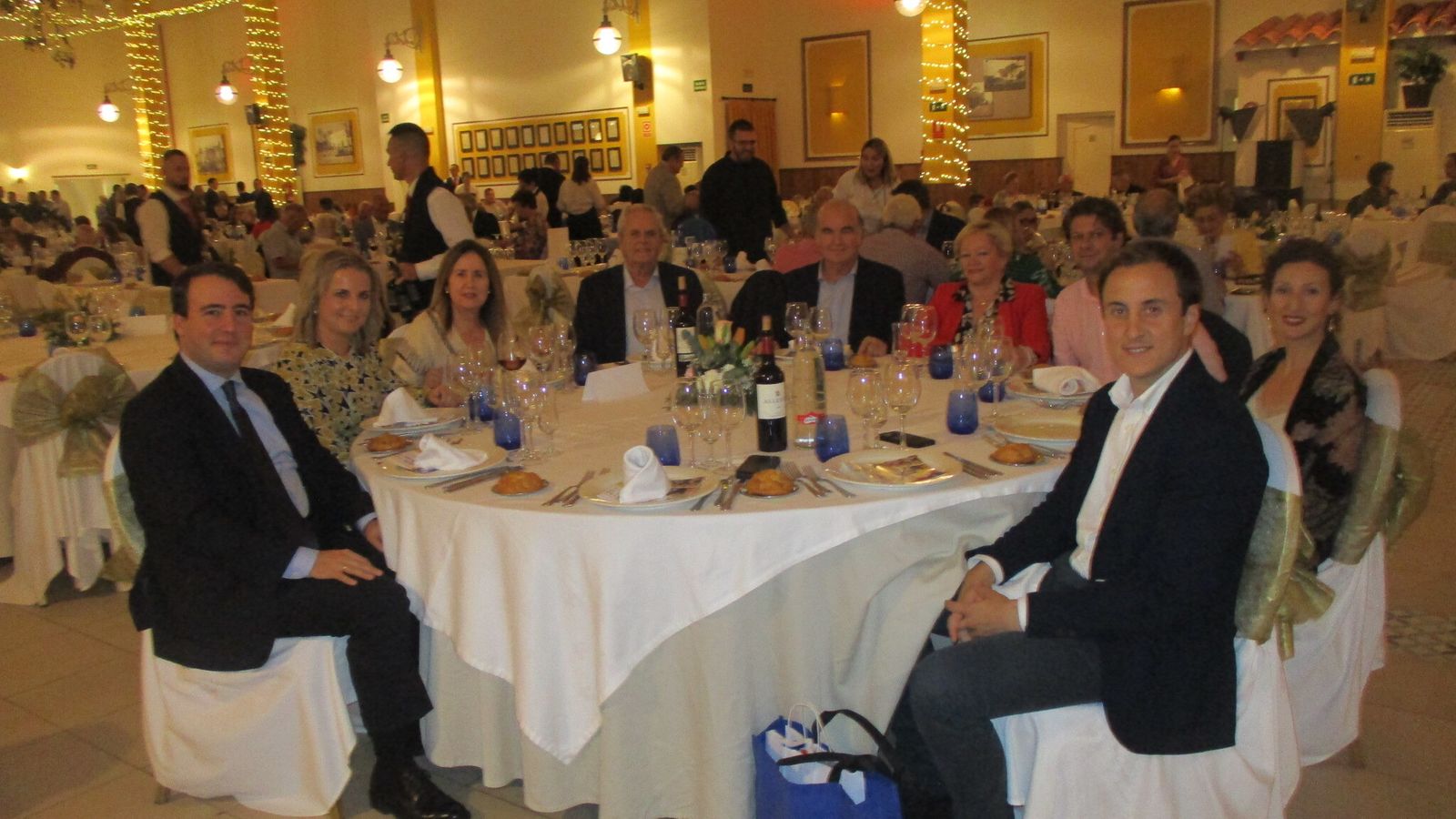 El diputado Fernando Giménez (izq.), el alcade, José Carmelo Jorge (al fondo) y los concejales asistentes.