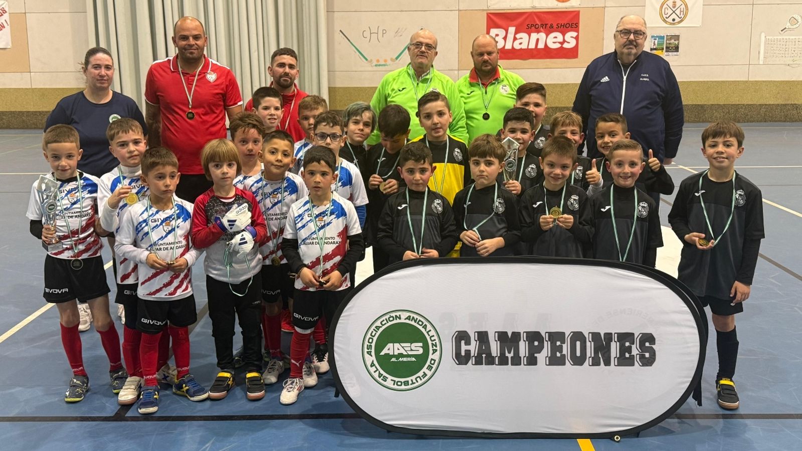 Los finalistas prebenjamines junto con sus trofeos y medallas.