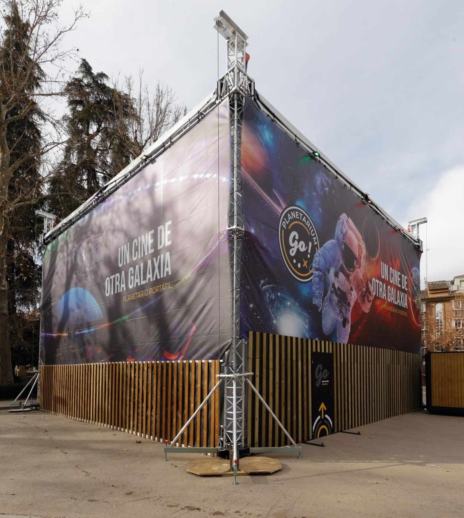 Granada estrena un planetario portátil para "explorar el universo" desde el centro de la ciudad