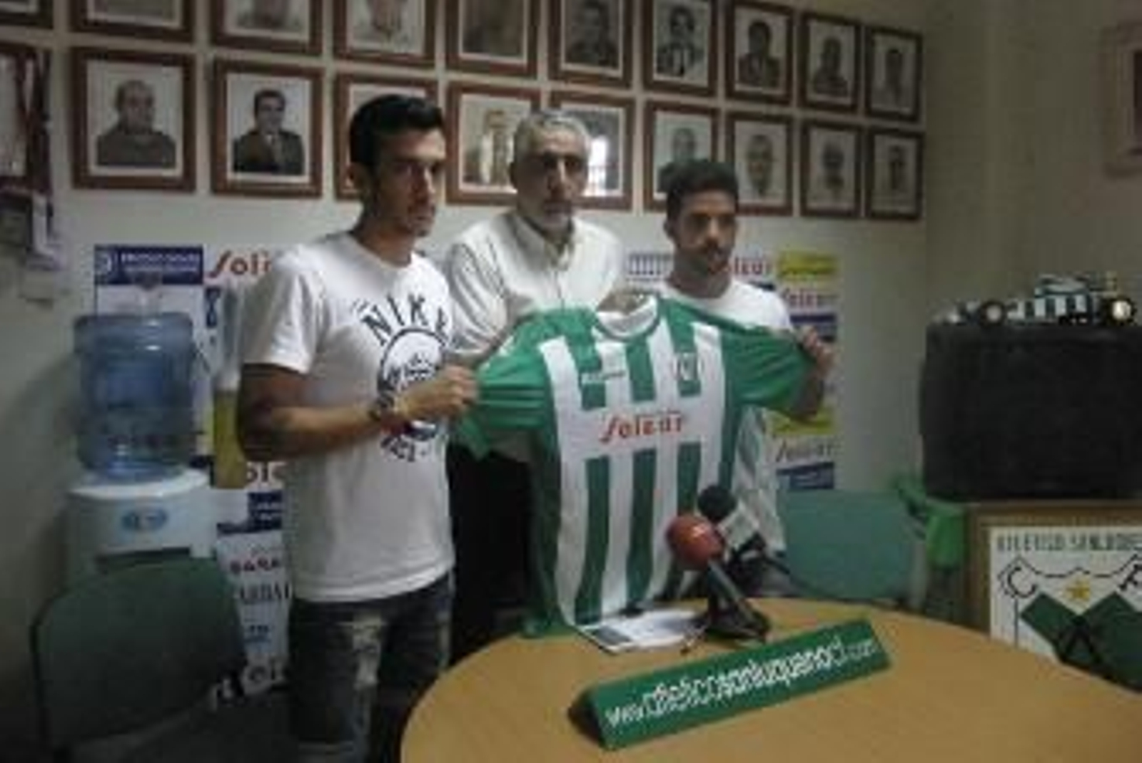 Manolo Fernández, presidente del Sanluqueño en la presentación de ayer junto a Alberto(i) y Zafra(d/Paco Bernal