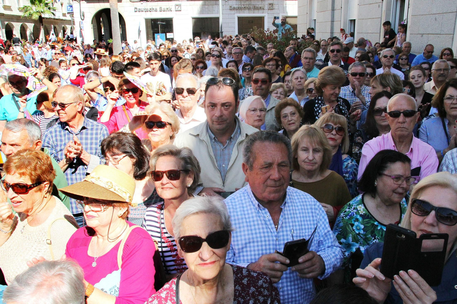 Imágenes de los colegios y público en general que acompañó la salida de Emigrantes
