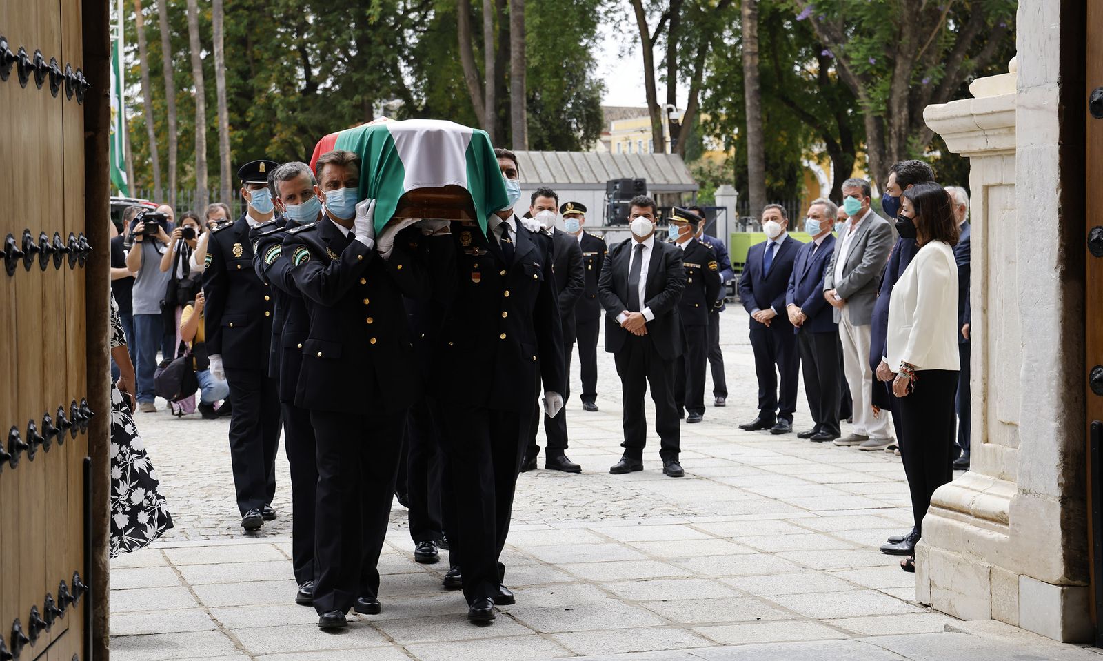 Las imágenes de la capilla ardiente de Manuel Clavero en el Parlamento de Andalucía