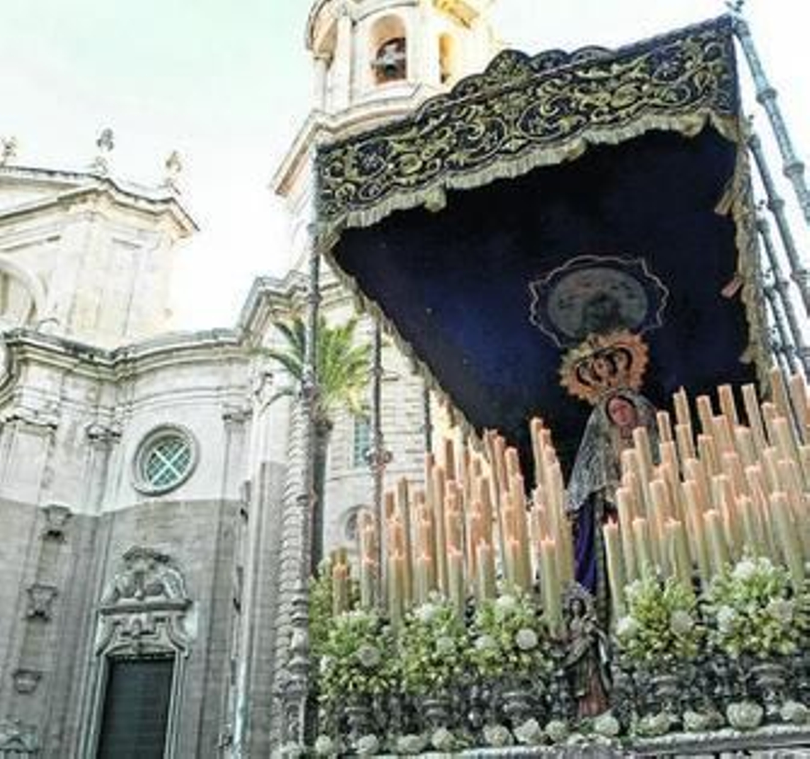Una imagen del cortejo que devolvió a la Virgen de las Lágrimas a su templo en San Antonio.