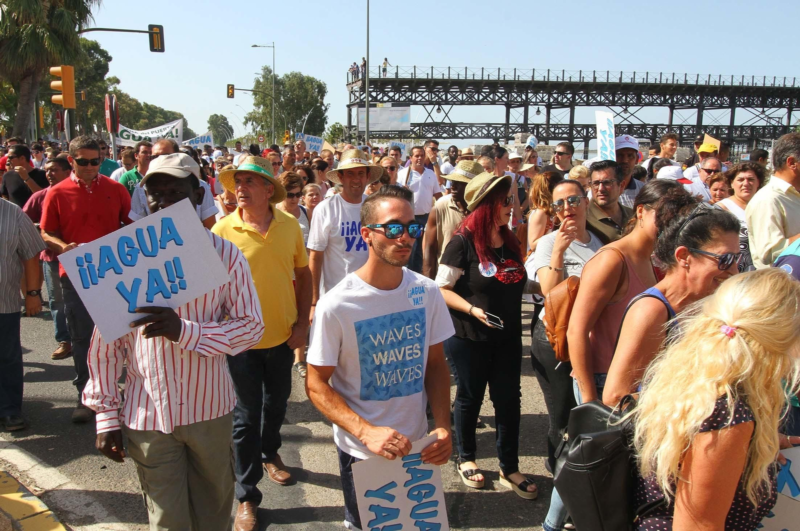 Imágenes de la manifestación para pedir agua y tierra para los regadíos del Condado.