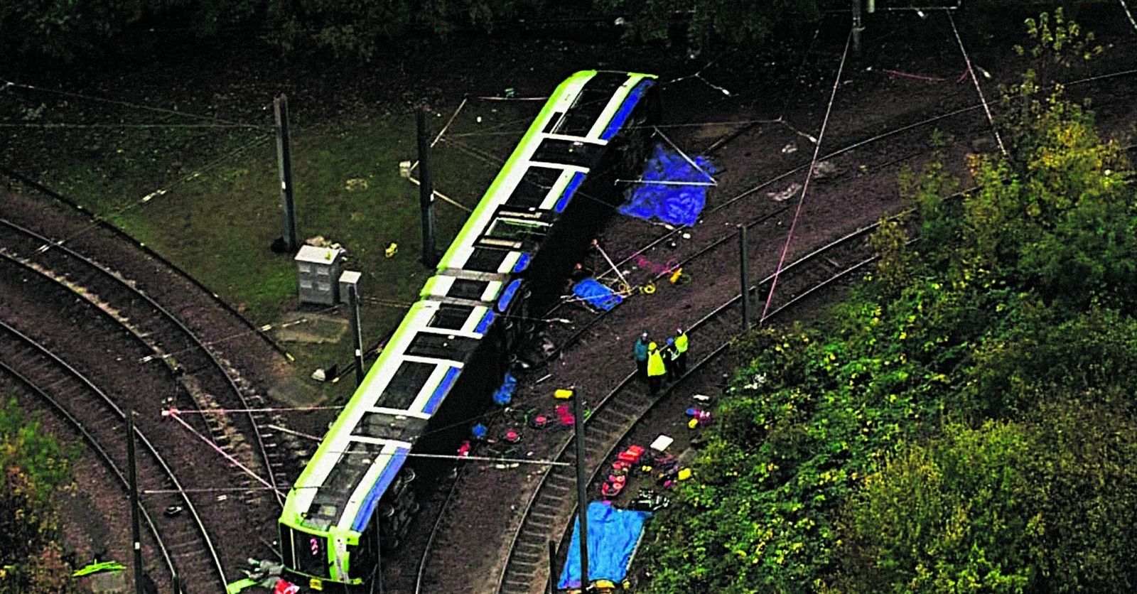 Cinco muertos  al descarrilar un tranvía al sur de Londres