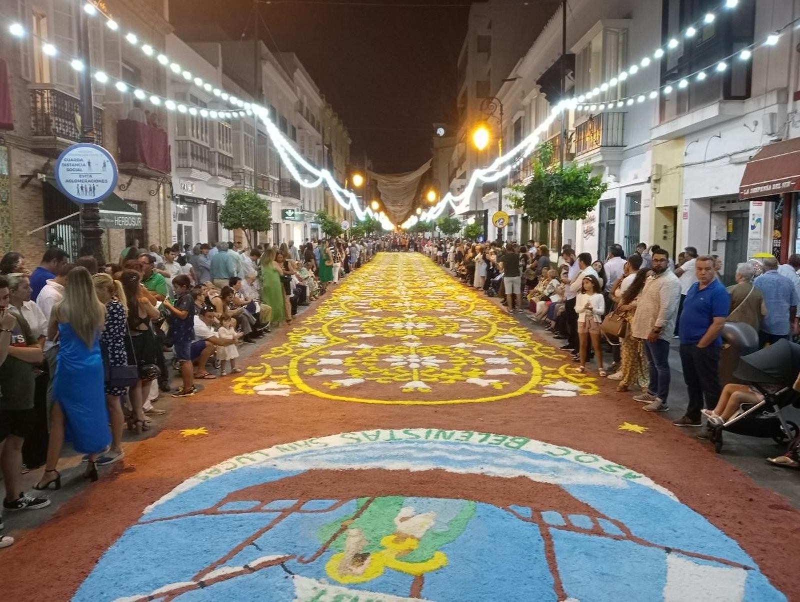 Las previsiones municipales de visitantes para agosto son superiores. En la fotografía, la céntrica calle San Juan este pasado lunes minutos antes del paso de la Patrona de Sanlúcar.