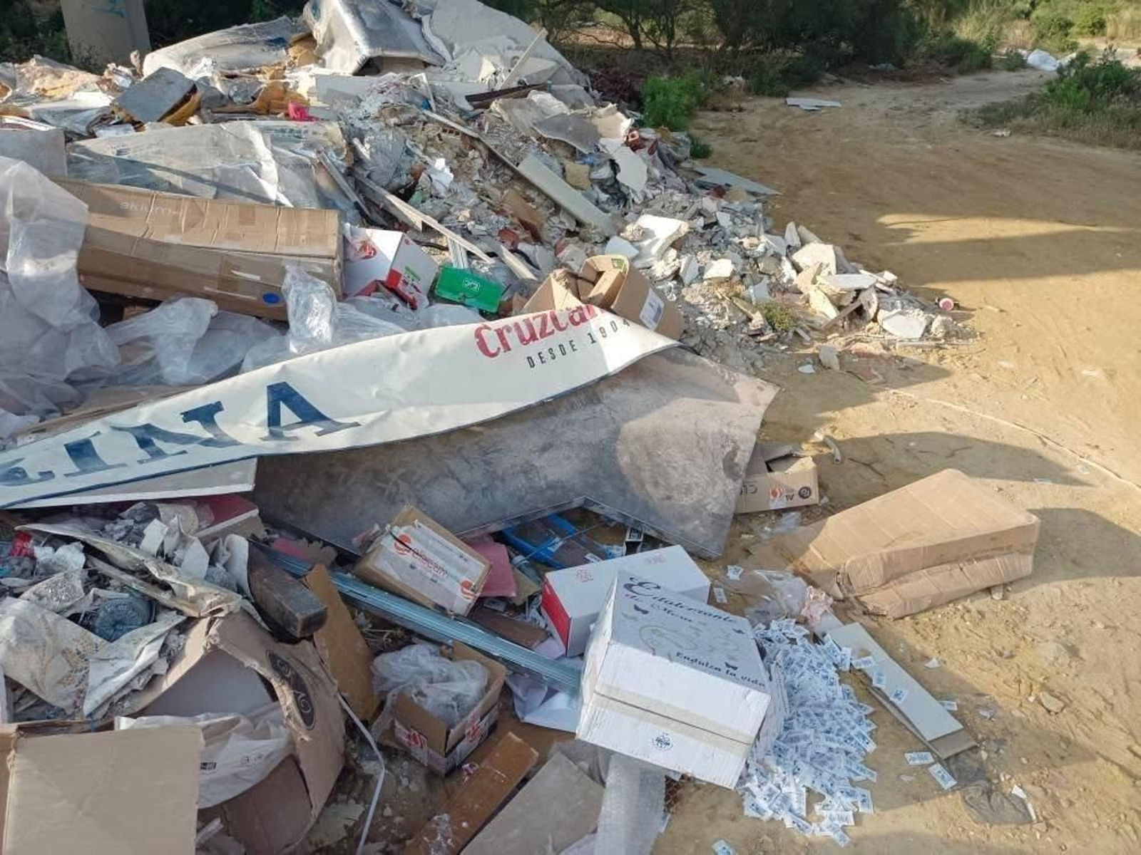 Otra toma de parte de la visera, con la caja de sobres de edulcorante debajo. Otra toma de parte de la visera, con la caja de sobres de edulcorante debajo.