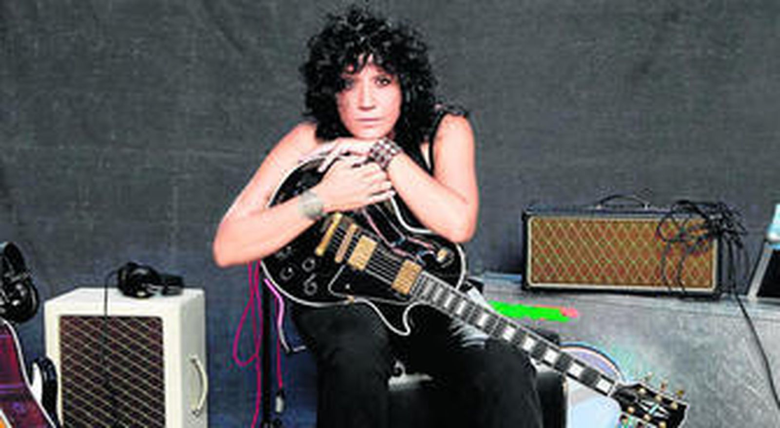 La artista Rosana, en el set fotográfico de su nuevo CD, '8 lunas', publicado por Warner Music.