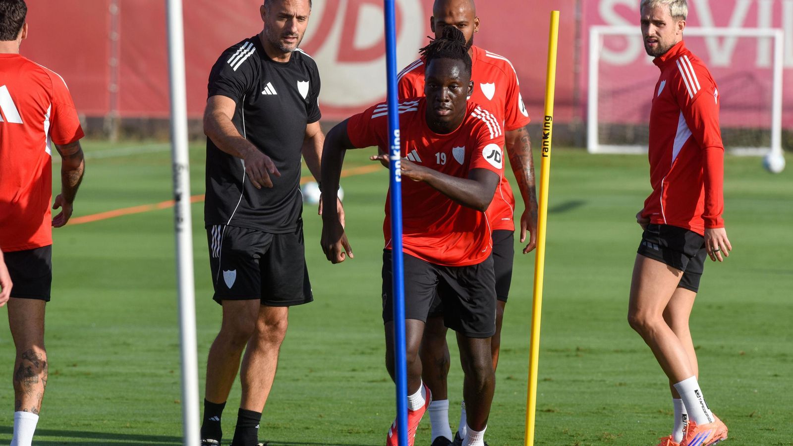 Batista Mendy, en carrera delante de Marcao y Januzaj.