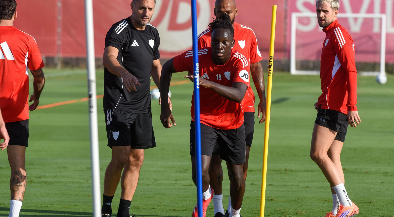 Batista Mendy, en carrera delante de Marcao y Januzaj.