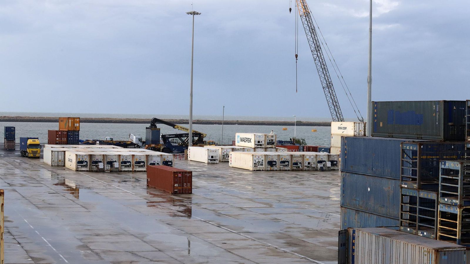 Instalaciones del Muelle Sur del Puerto de Huelva.