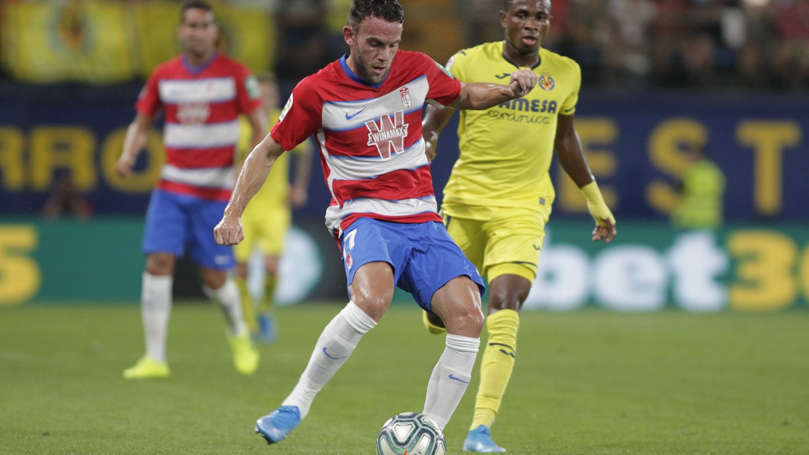 Quini realiza un pase ante la mirada de Samuel Chukwueze