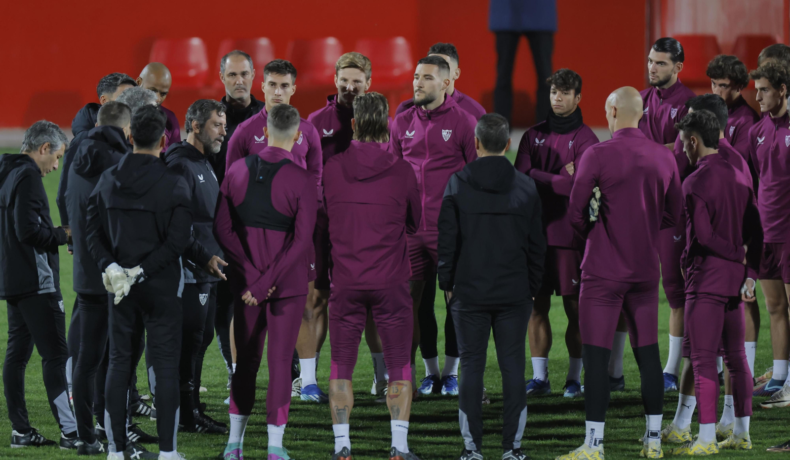 Quique Flores se dirige a la plantilla en la tarde de este lunes.