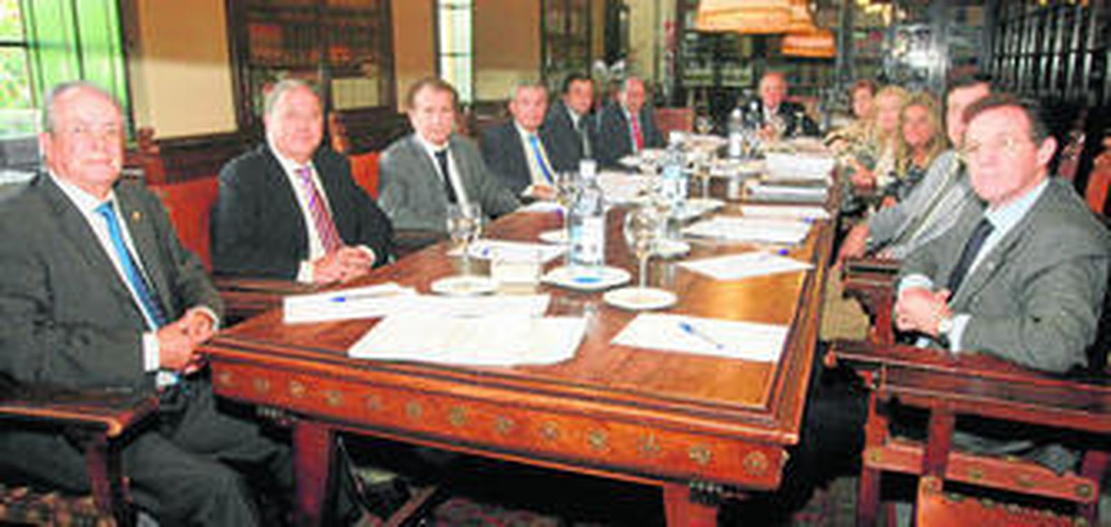 Jurado que eligió ayer en el Círculo de la Amistad los Premios Averroes.