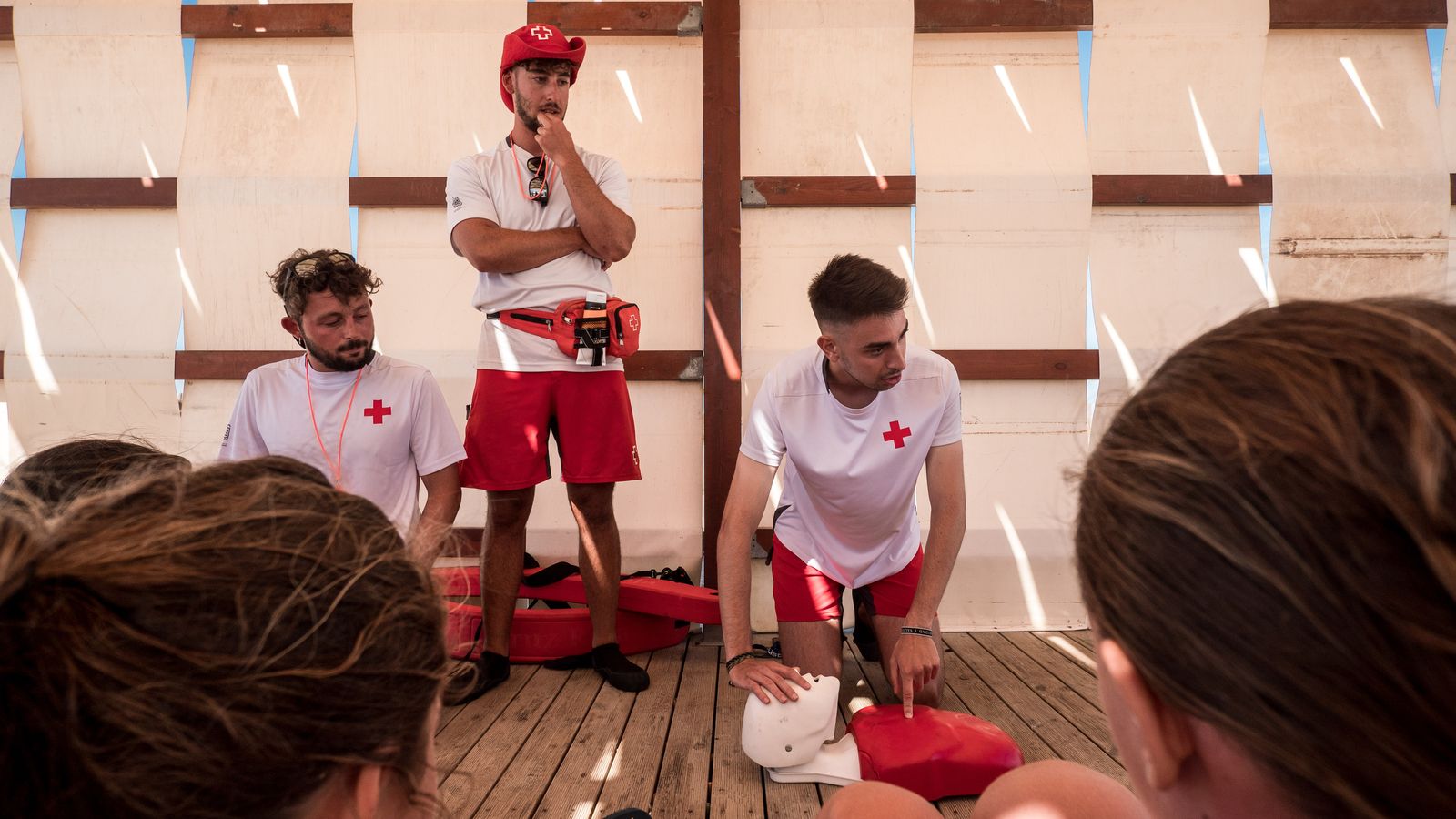 Explicación sobre la técnica de reanimación en el taller de socorrismo.