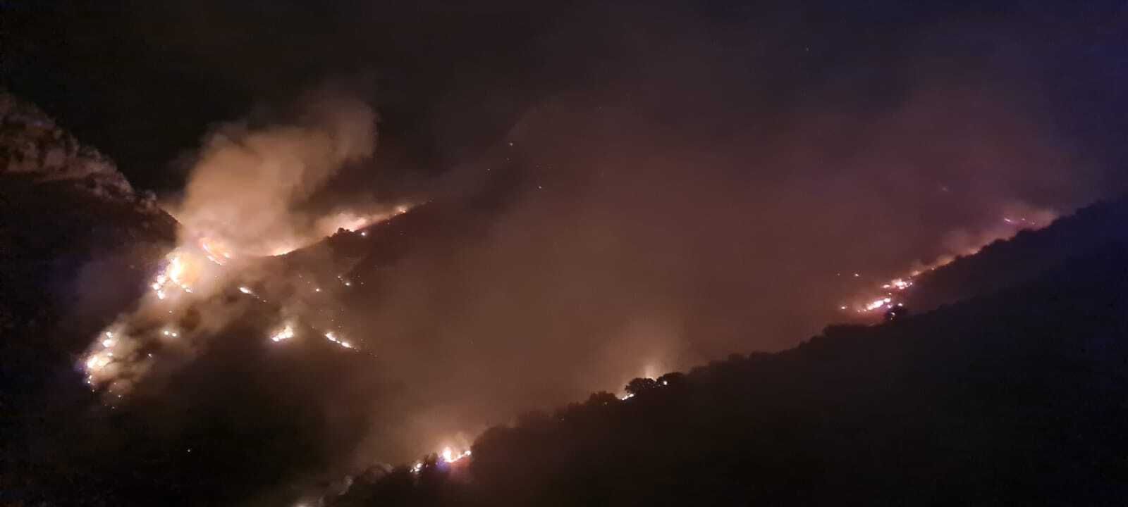 Así ha sido la lucha nocturna contra las llamas en el incendio forestal de la Sierra de Arana